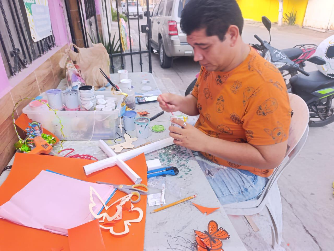 $!Juan Carlos conserva viva la tradición de los altares de muertos en Escuinapa