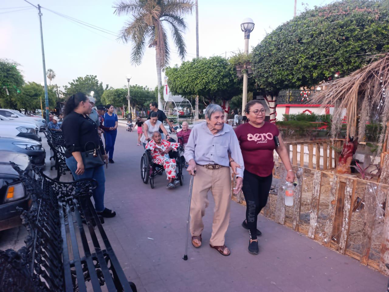 $!Personas adultas mayores del Asilo de Ancianos ‘San Francisco de Asís’, en Escuinapa, celebran el Día de Reyes