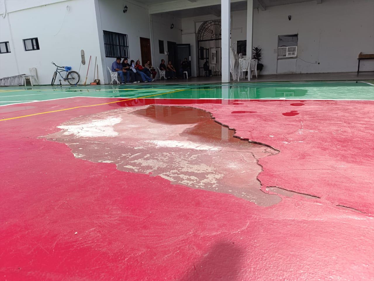 $!Cancha recién remodelada en el Palacio Municipal de Escuinapa sufre deterioro