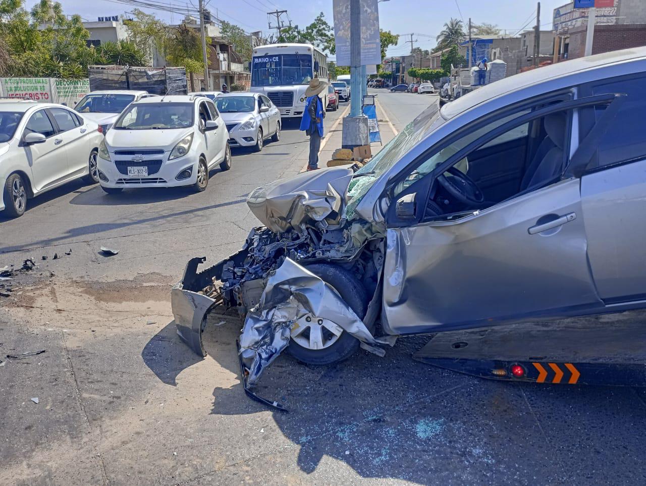 $!Aparatoso choque entre dos vehículos deja cuantiosos daños materiales en Mazatlán