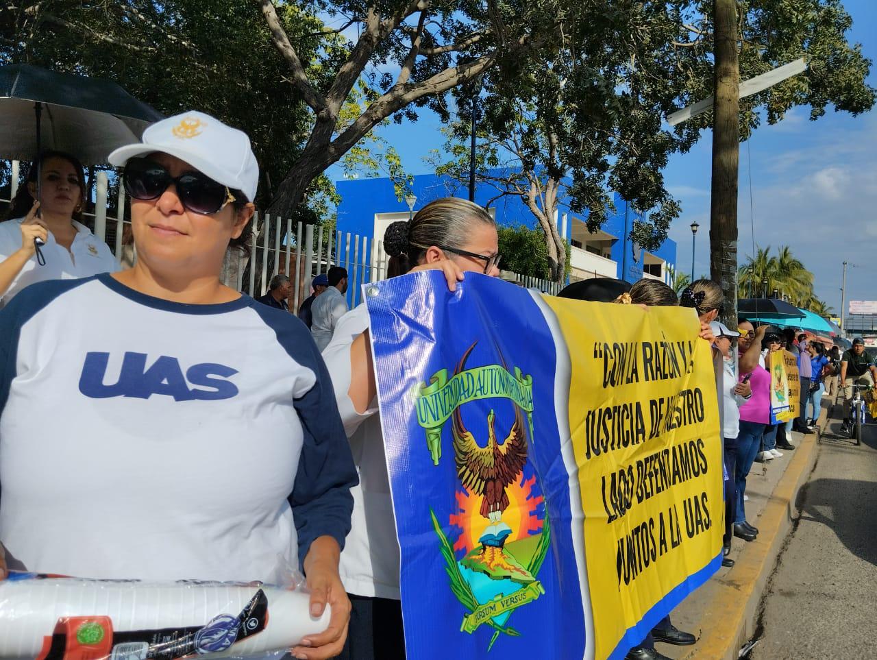 $!Manifestantes de la UAS bloquean la Ejército Mexicano en Mazatlán, pero genera caos vial en toda la zona