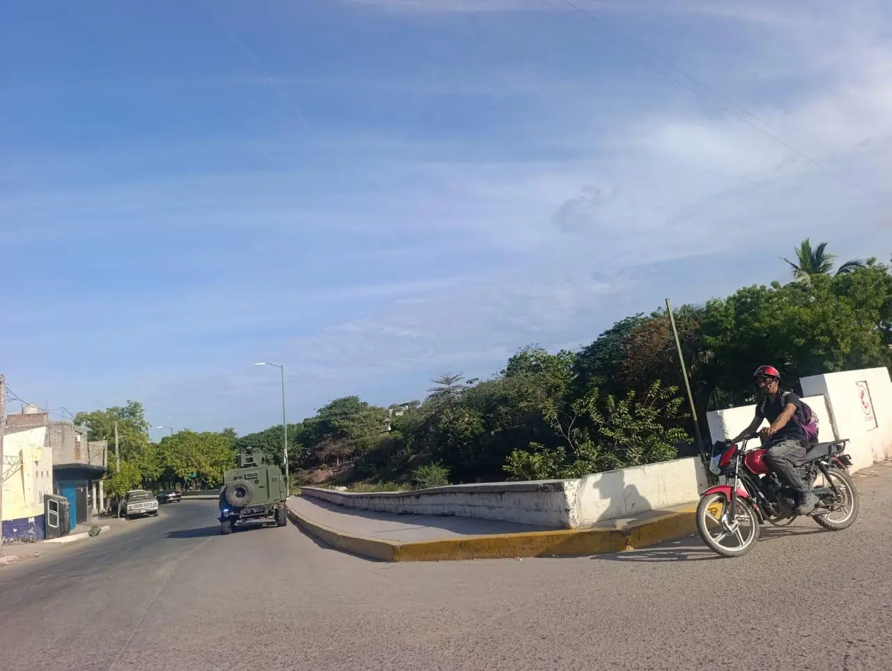 $!Encuentran en malecón de Escuinapa artefacto explosivo sin detonar