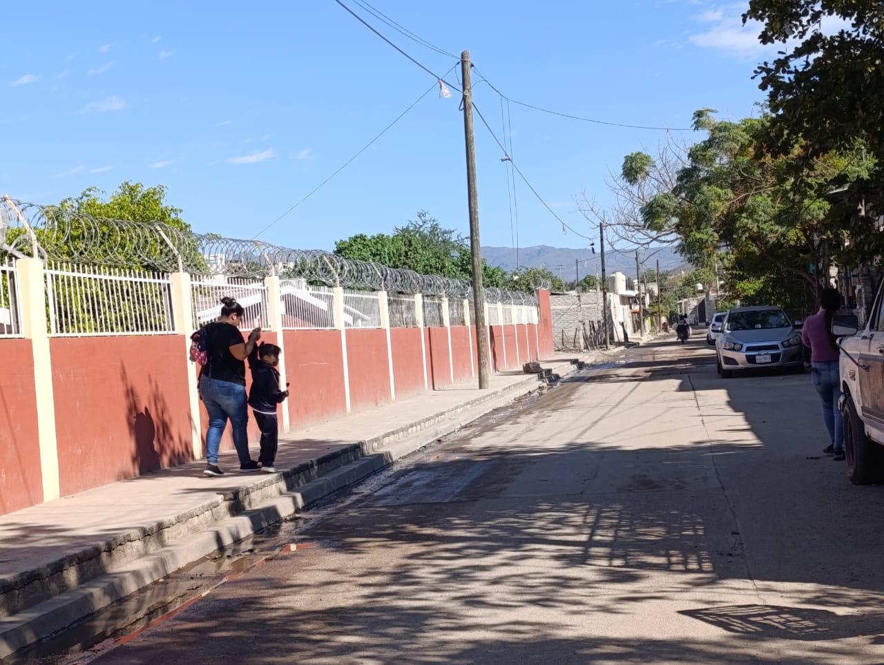 $!Ante rumores de enfrentamientos, en Escuinapa padres recogen a sus hijos de primaria