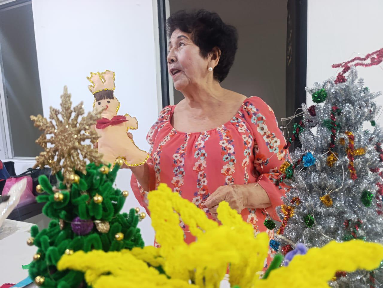 $!Doña María utiliza sus habilidades para crear manualidades que regala a los suyos