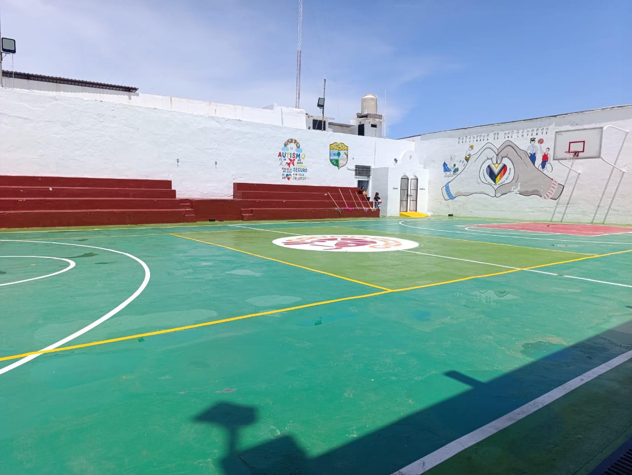$!Cancha recién remodelada en el Palacio Municipal de Escuinapa sufre deterioro