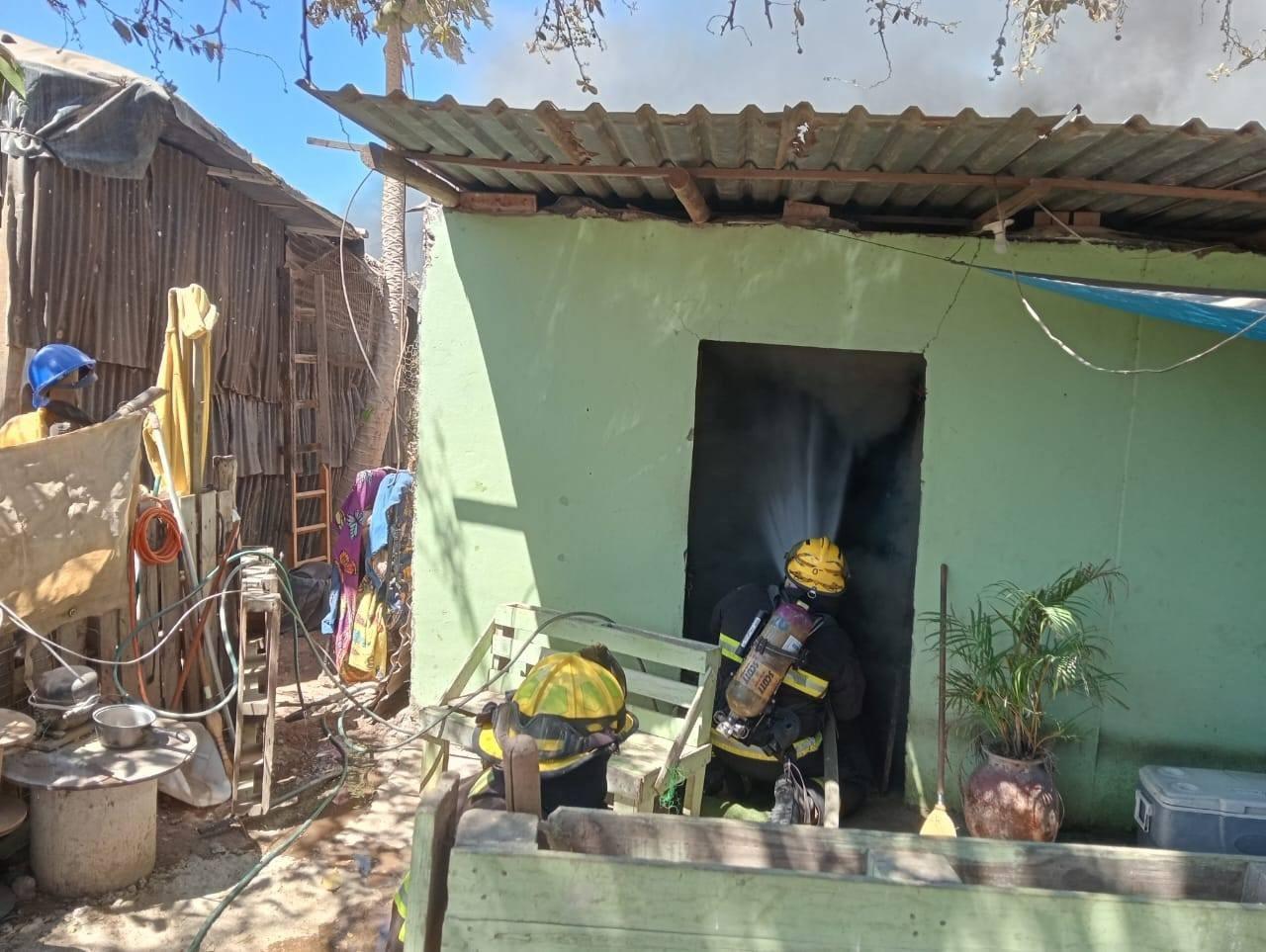 $!Cinco familias pierden sus viviendas de lámina y madera tras incendio en invasión Jaripillo, en Mazatlán
