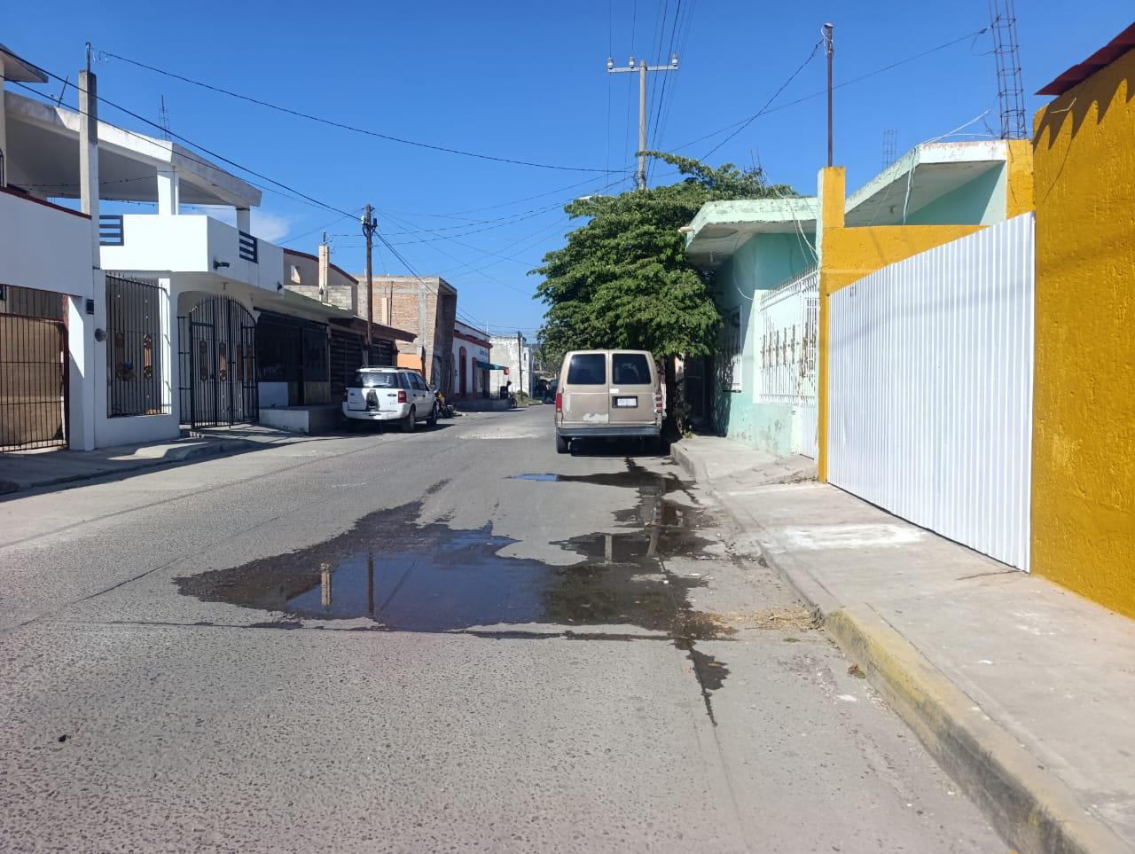 $!Piden en el Centro de Escuinapa resolver fugas de drenaje