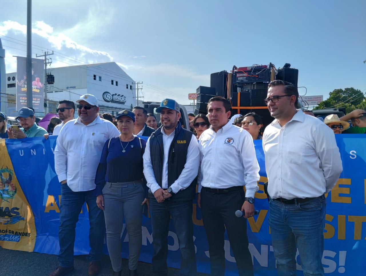 $!Manifestantes de la UAS bloquean la Ejército Mexicano en Mazatlán, pero genera caos vial en toda la zona