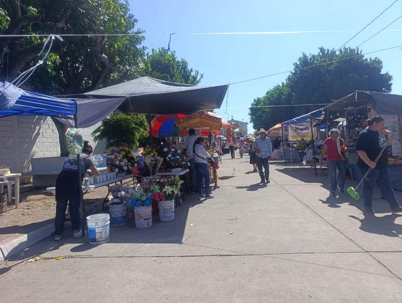 $!Floristas no tienen las ventas esperadas durante este Día de Muertos, en Escuinapa