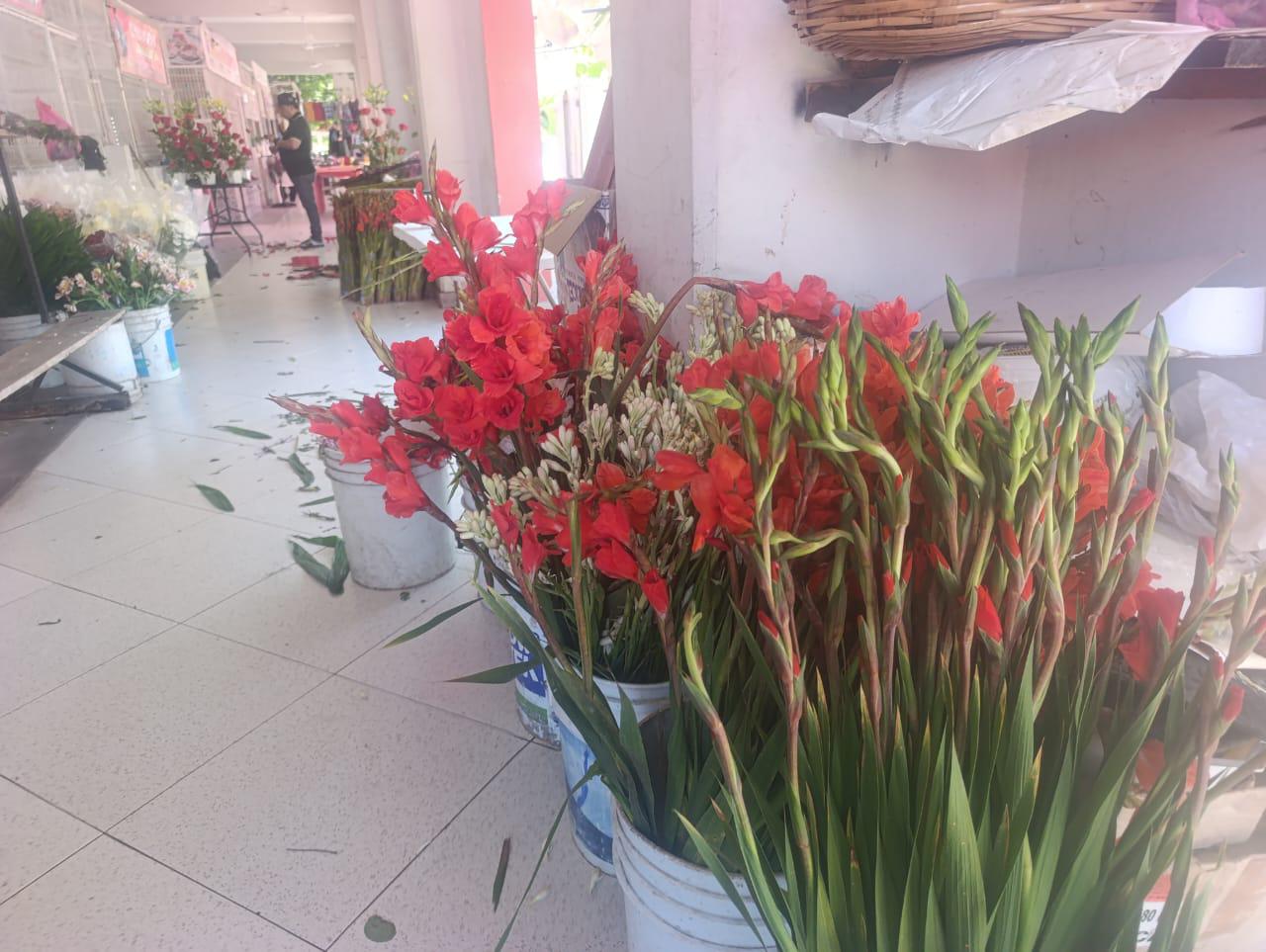 $!Floristas no tienen las ventas esperadas durante este Día de Muertos, en Escuinapa