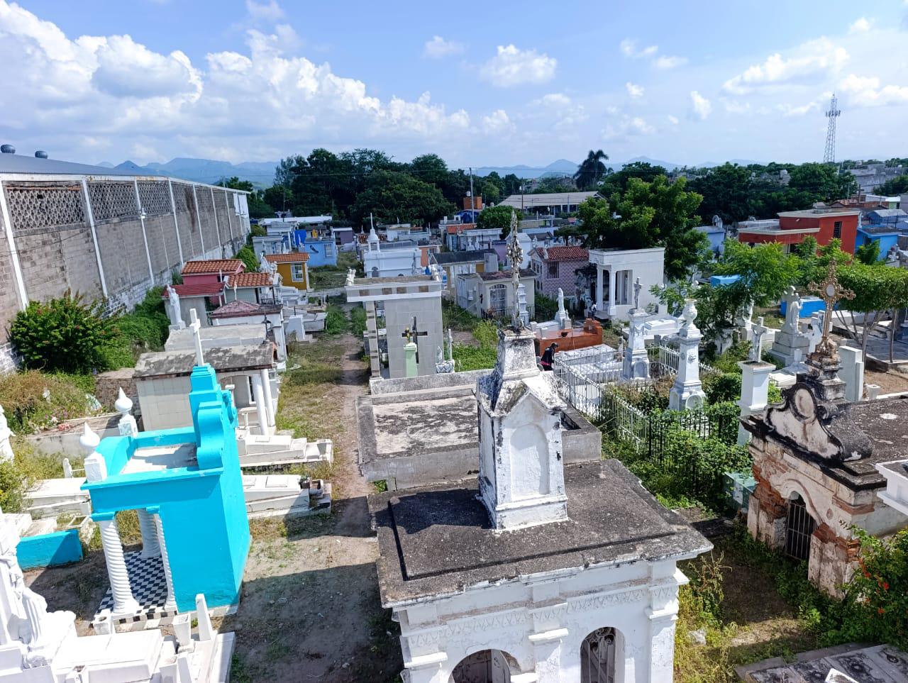 $!A unos días del Día de Muertos, el panteón municipal en Escuinapa se mantiene con maleza y basura