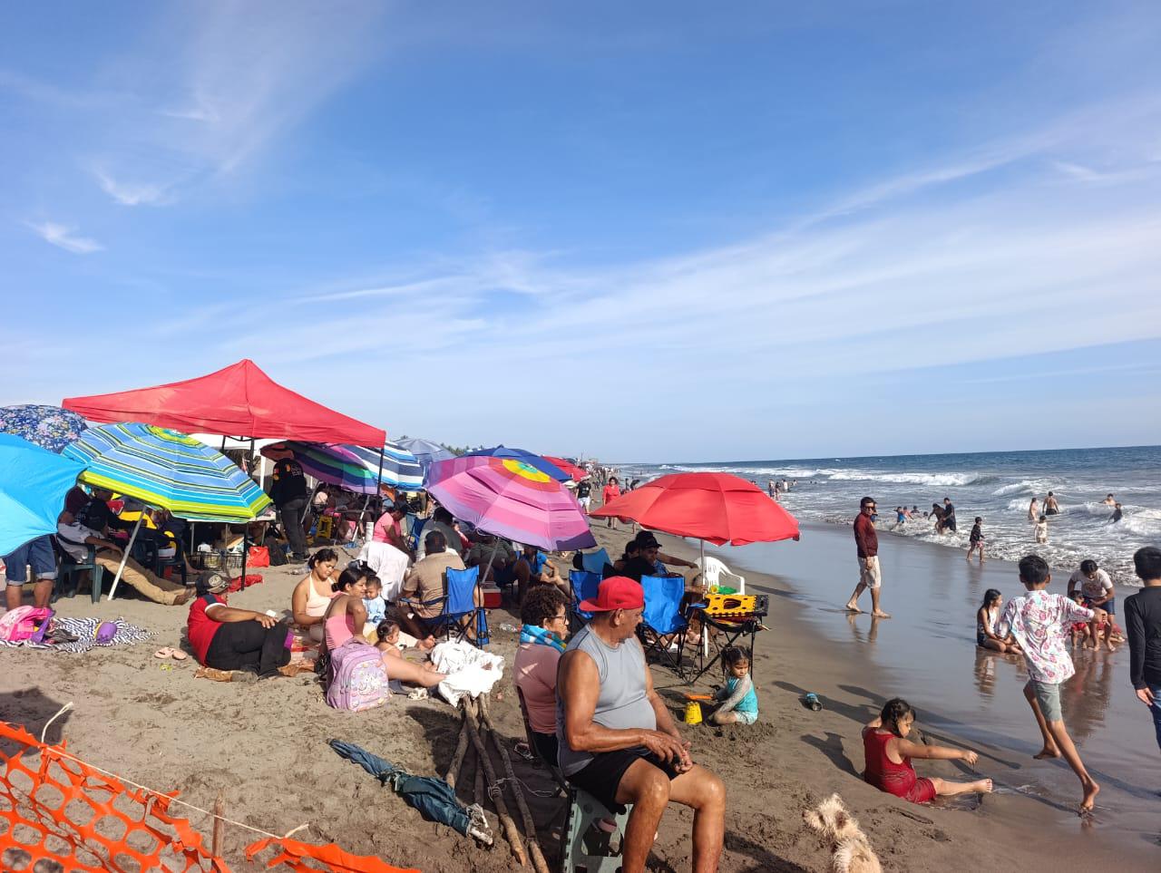 $!Fiestas del Mar de Las Cabras recibe hasta 40 mil asistentes en una noche y suma polémicas