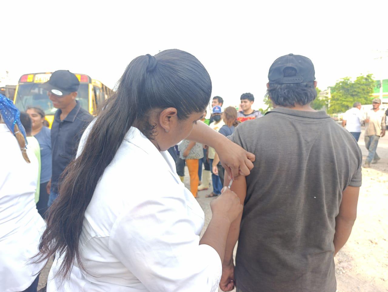 $!Reciben jornaleros, en Escuinapa, vacuna para prevenir casos de sarampión
