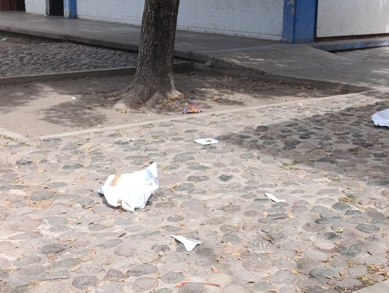 $!Acusan a director de Secundaria de mandar a estudiantes a quitar cartulinas con acusaciones de acoso contra profesor