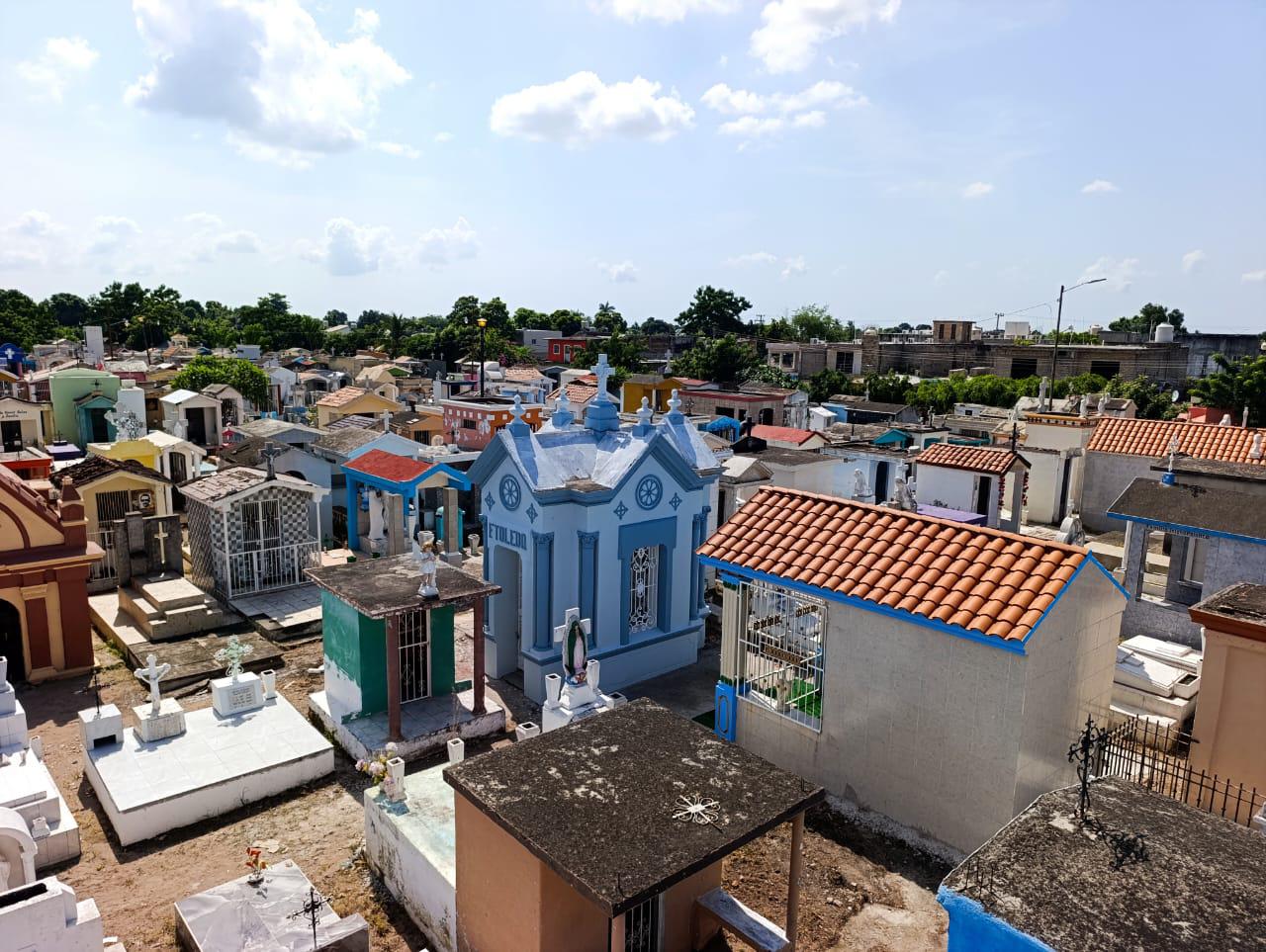 $!A unos días del Día de Muertos, el panteón municipal en Escuinapa se mantiene con maleza y basura