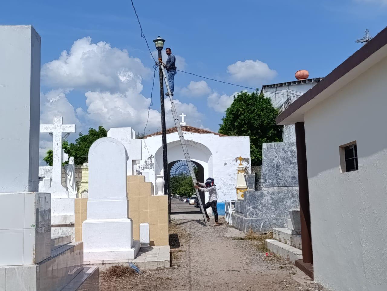 $!A unos días del Día de Muertos, el panteón municipal en Escuinapa se mantiene con maleza y basura