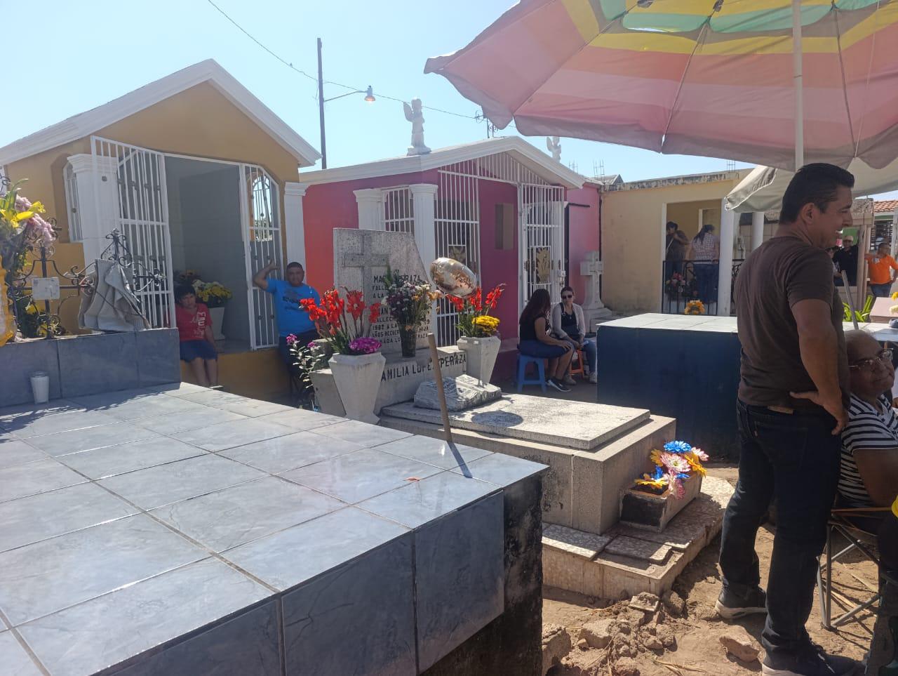 $!Escuinapa honra a sus difuntos entre flores, música y convivencia en el panteón Benito Juárez