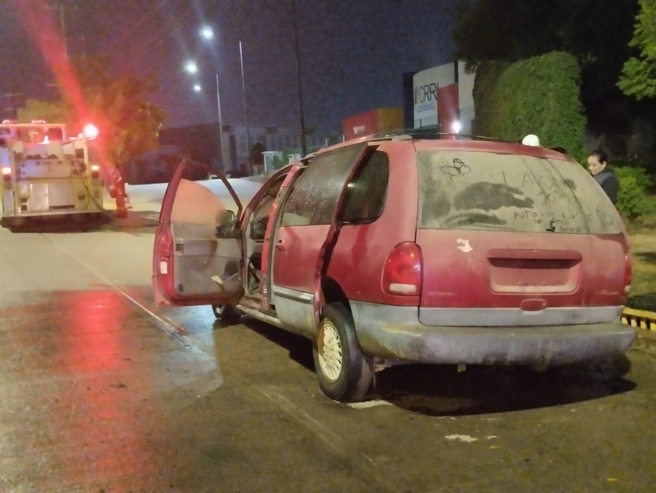 $!Camioneta se incendia en Mazatlán por una falla eléctrica