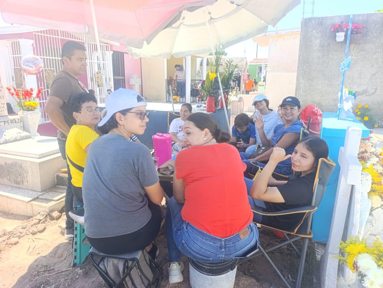 $!Escuinapa honra a sus difuntos entre flores, música y convivencia en el panteón Benito Juárez