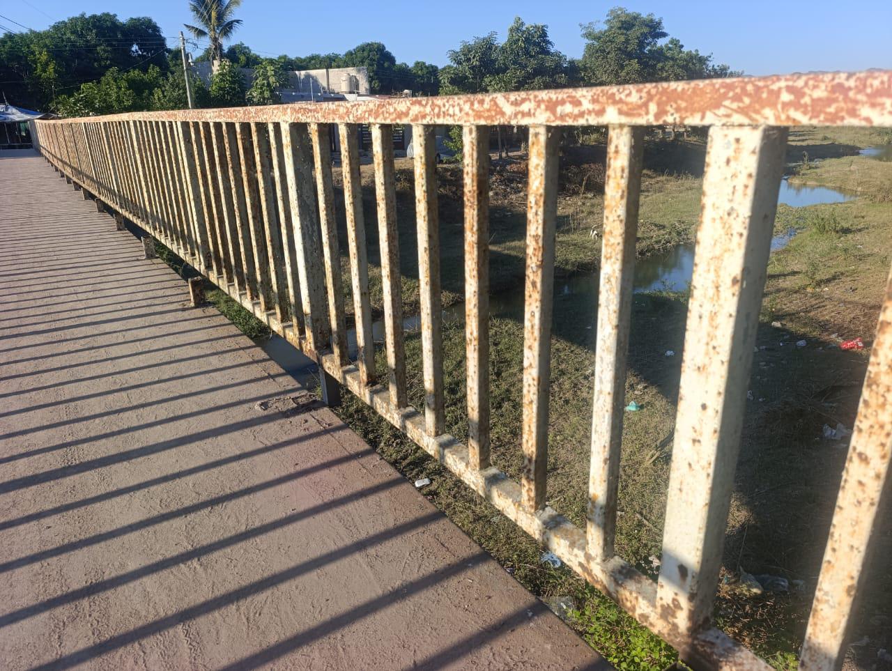 $!En Escuinapa, puente peatonal se ha convertido en un riesgo latente, señalan vecinos