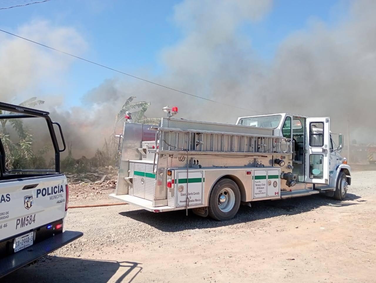 $!Cinco familias pierden sus viviendas de lámina y madera tras incendio en invasión Jaripillo, en Mazatlán