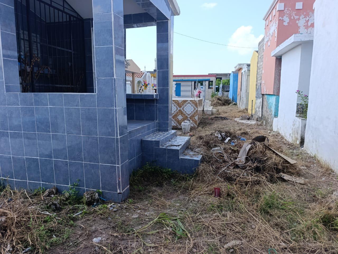 $!A unos días del Día de Muertos, el panteón municipal en Escuinapa se mantiene con maleza y basura