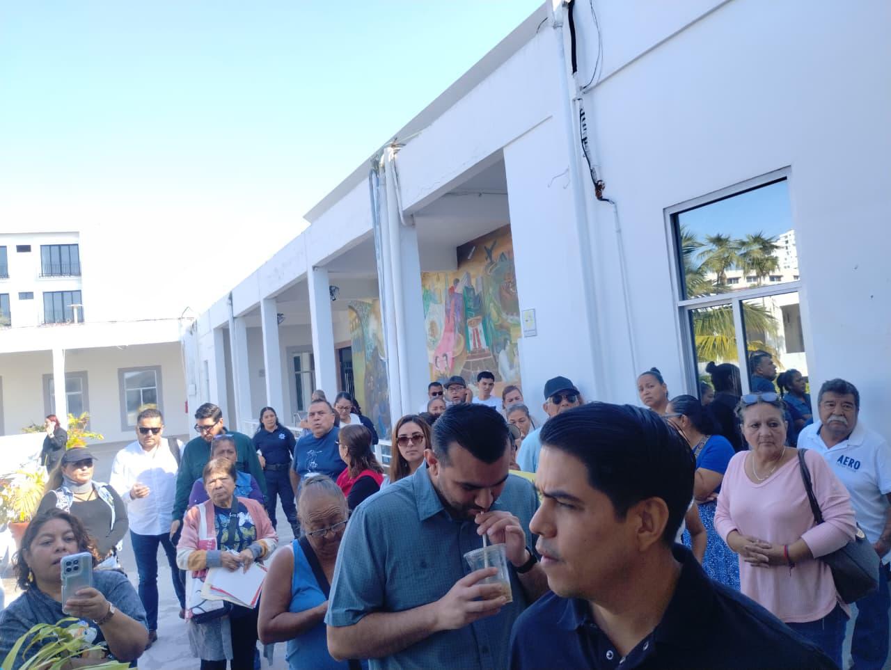 $!Protestan tianguistas de Mazatlán contra subdirección de Comercio por supuestos favoritismos e irregularidades