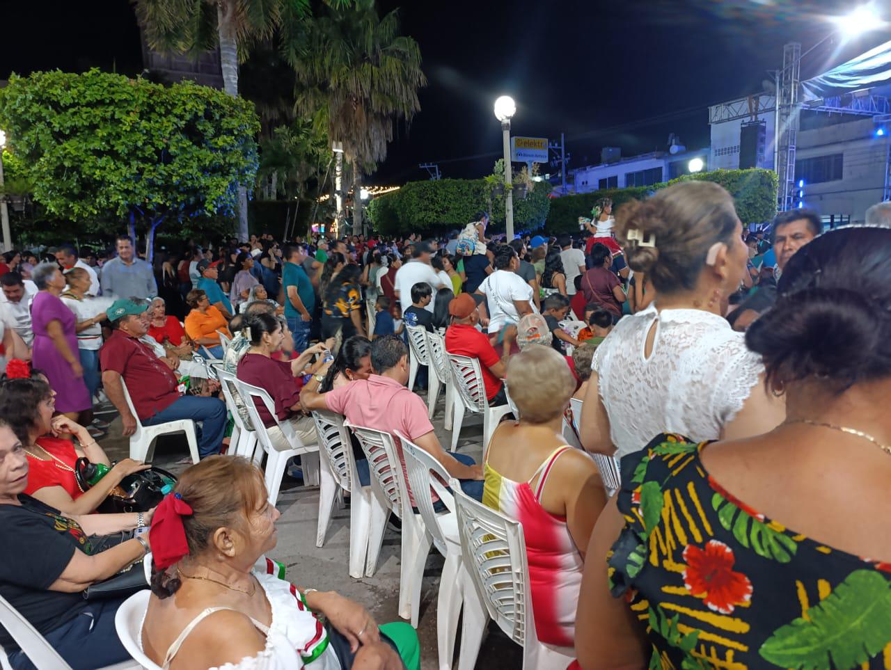 $!Disfrutan de la verbena de Independencia en Escuinapa