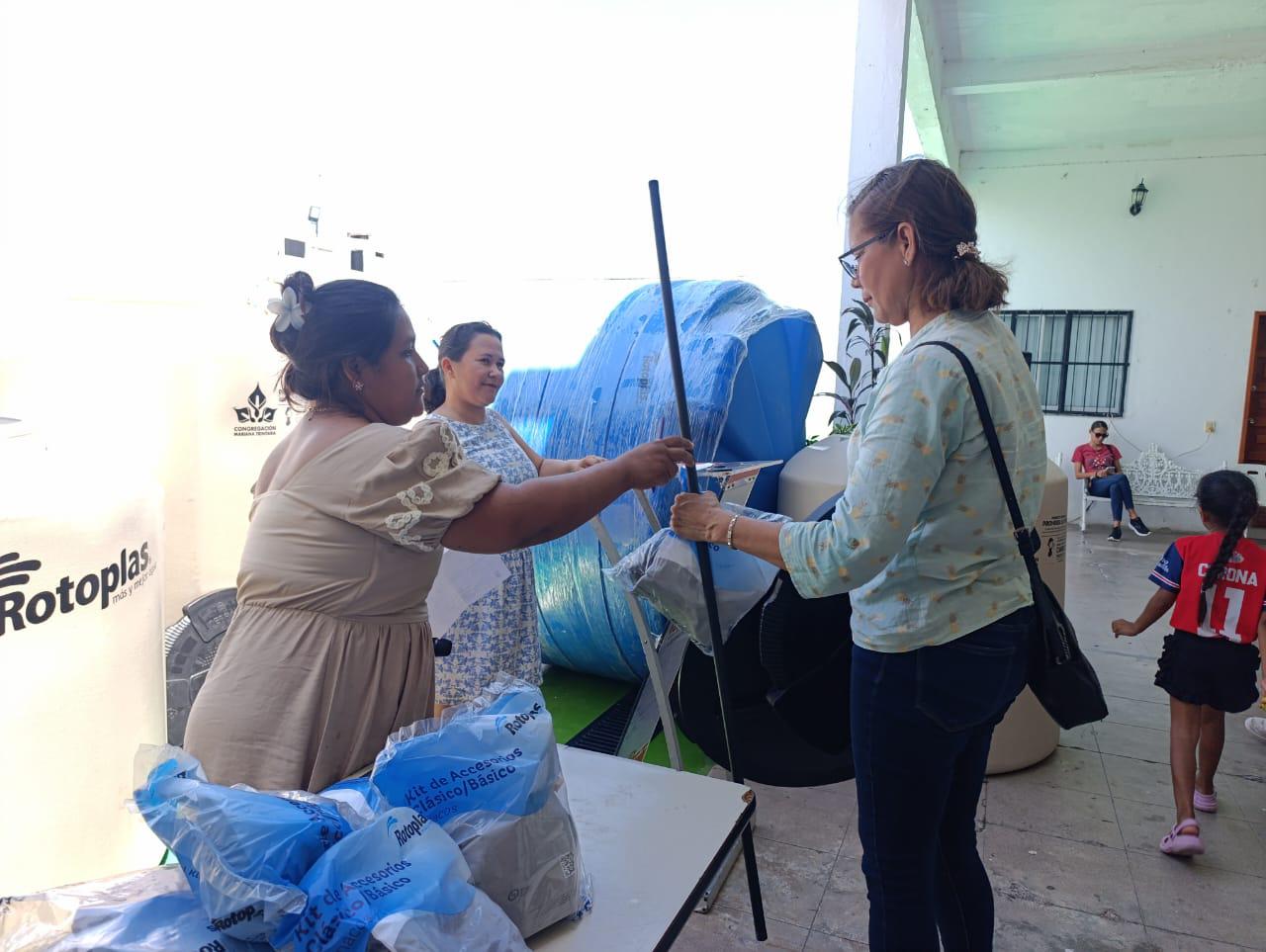 $!Benefician a 200 familias con tinacos y cisternas en Escuinapa