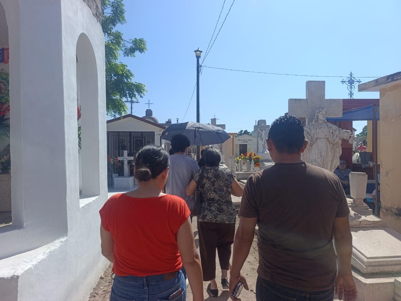 $!Escuinapa honra a sus difuntos entre flores, música y convivencia en el panteón Benito Juárez