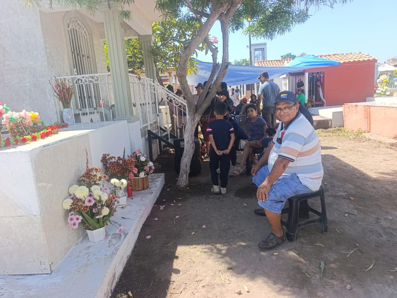 $!Escuinapa honra a sus difuntos entre flores, música y convivencia en el panteón Benito Juárez