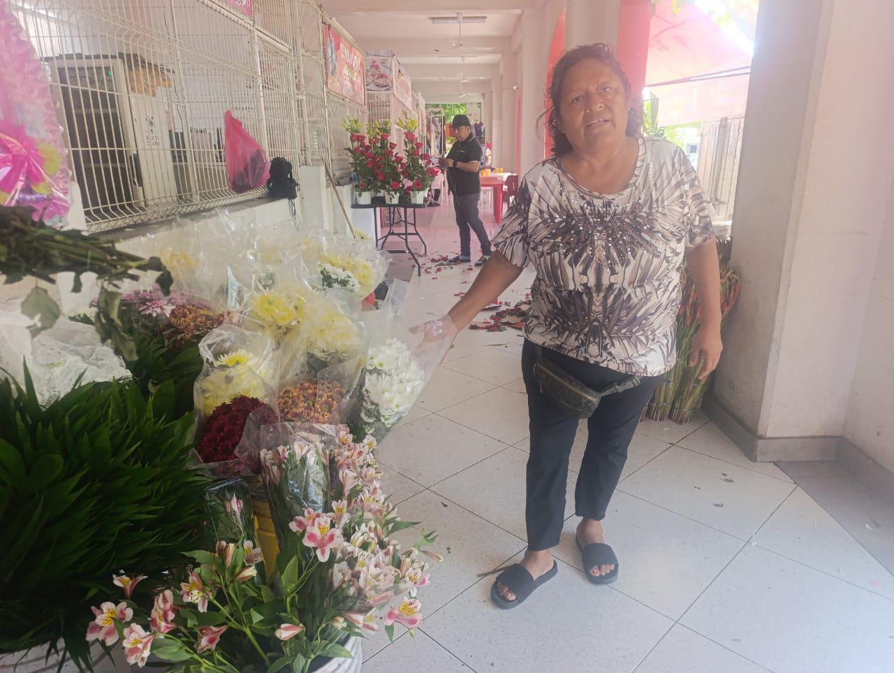 $!Floristas no tienen las ventas esperadas durante este Día de Muertos, en Escuinapa