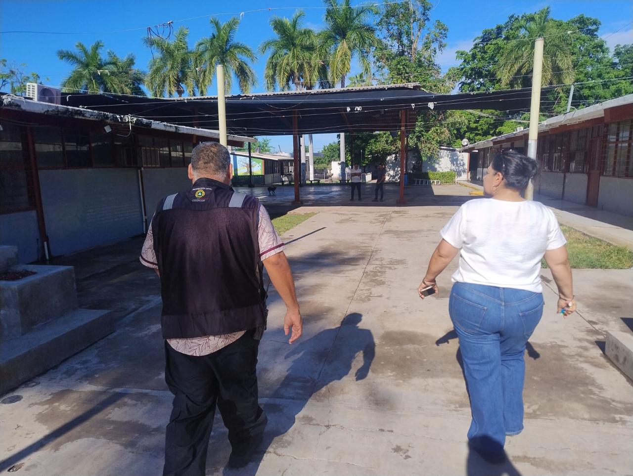 $!Evacúan a casi mil personas por fuga de gas en secundaria de Costa Rica, en Culiacán