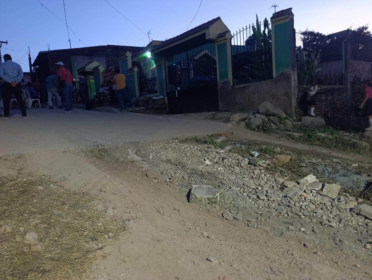 $!Mejorar calles y atender alumbrado, piden vecinos al Gobierno de Escuinapa