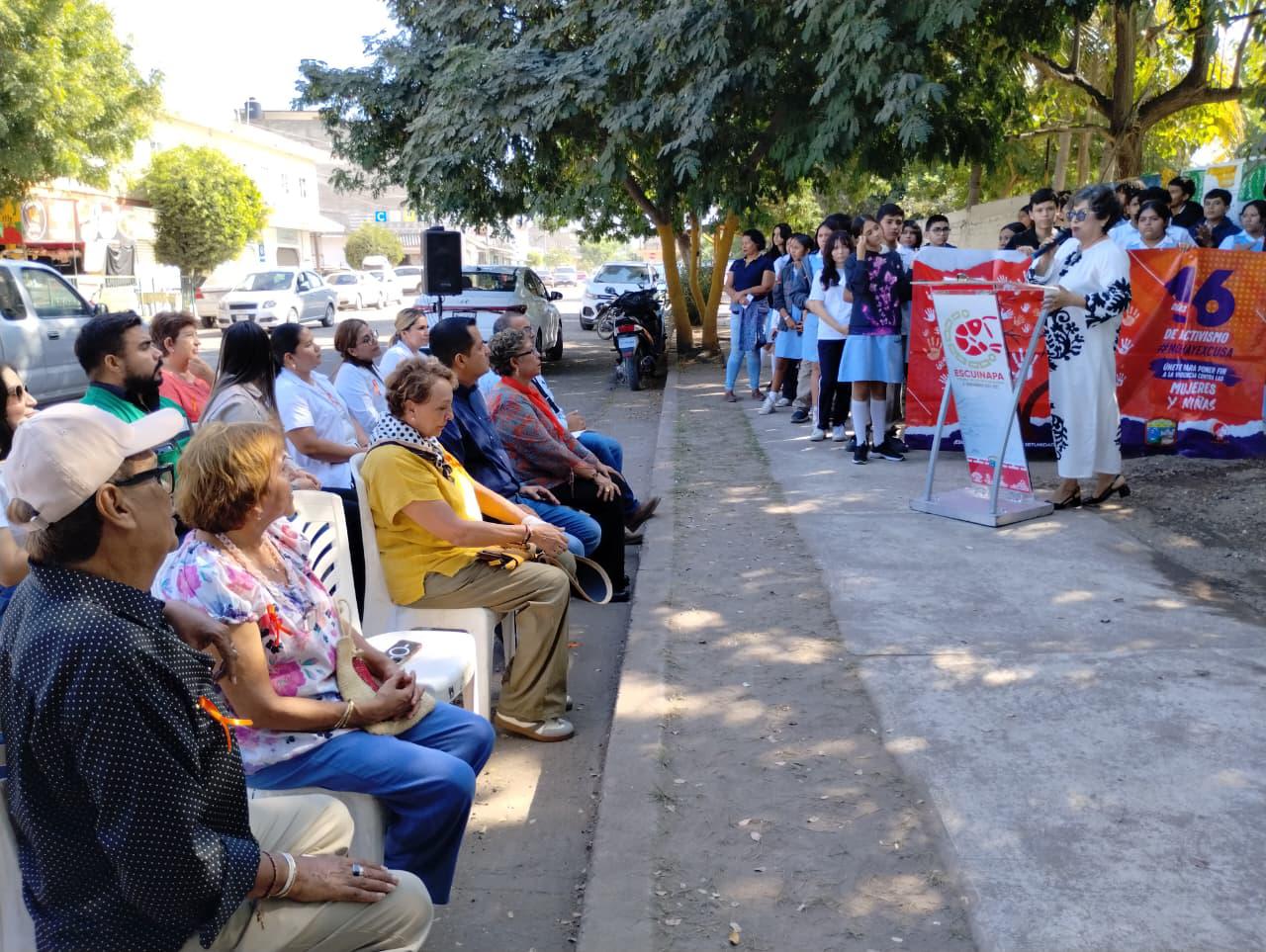 $!Plasman sus huellas en mural por Día de Eliminación de la Violencia contra la Mujer en Escuinapa