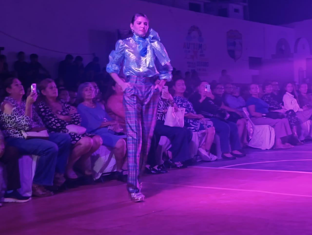 $!Elegancia, color y sofisticación definen el desfile del diseñador sinaloense.