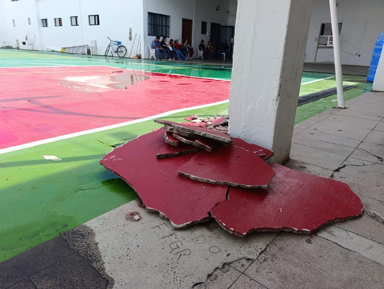 $!Cancha recién remodelada en el Palacio Municipal de Escuinapa sufre deterioro