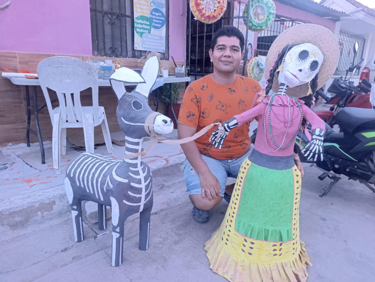 $!Juan Carlos conserva viva la tradición de los altares de muertos en Escuinapa