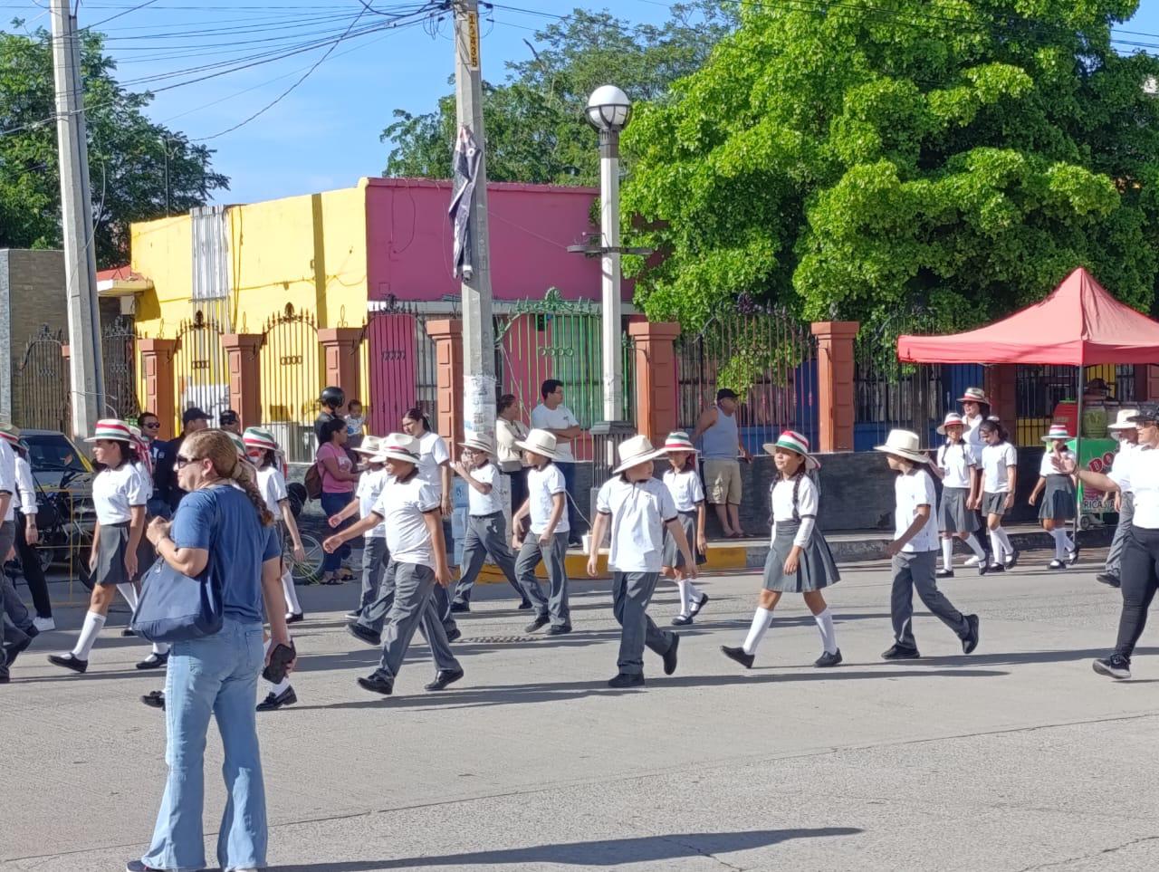 $!Pese al calor, en Escuinapa reportan que desfile no tuvo incidentes mayores