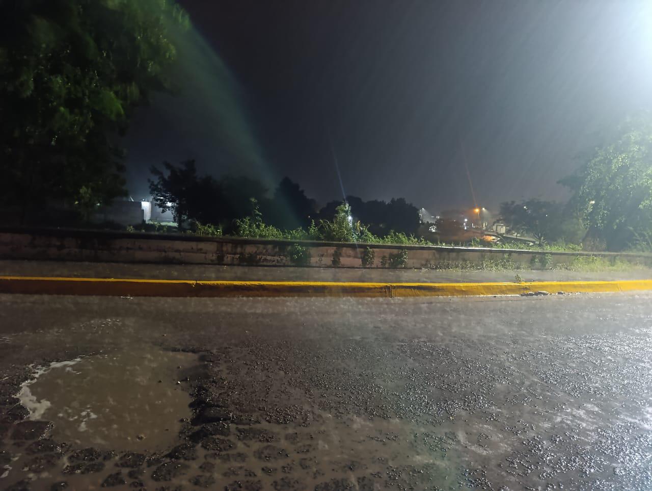 $!Tras días nublados, se registra fuerte lluvia en Escuinapa