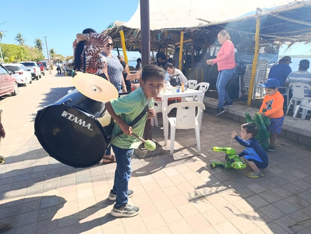 $!Jornaleros y músicos tocan para bañistas en Teacapán, Escuinapa