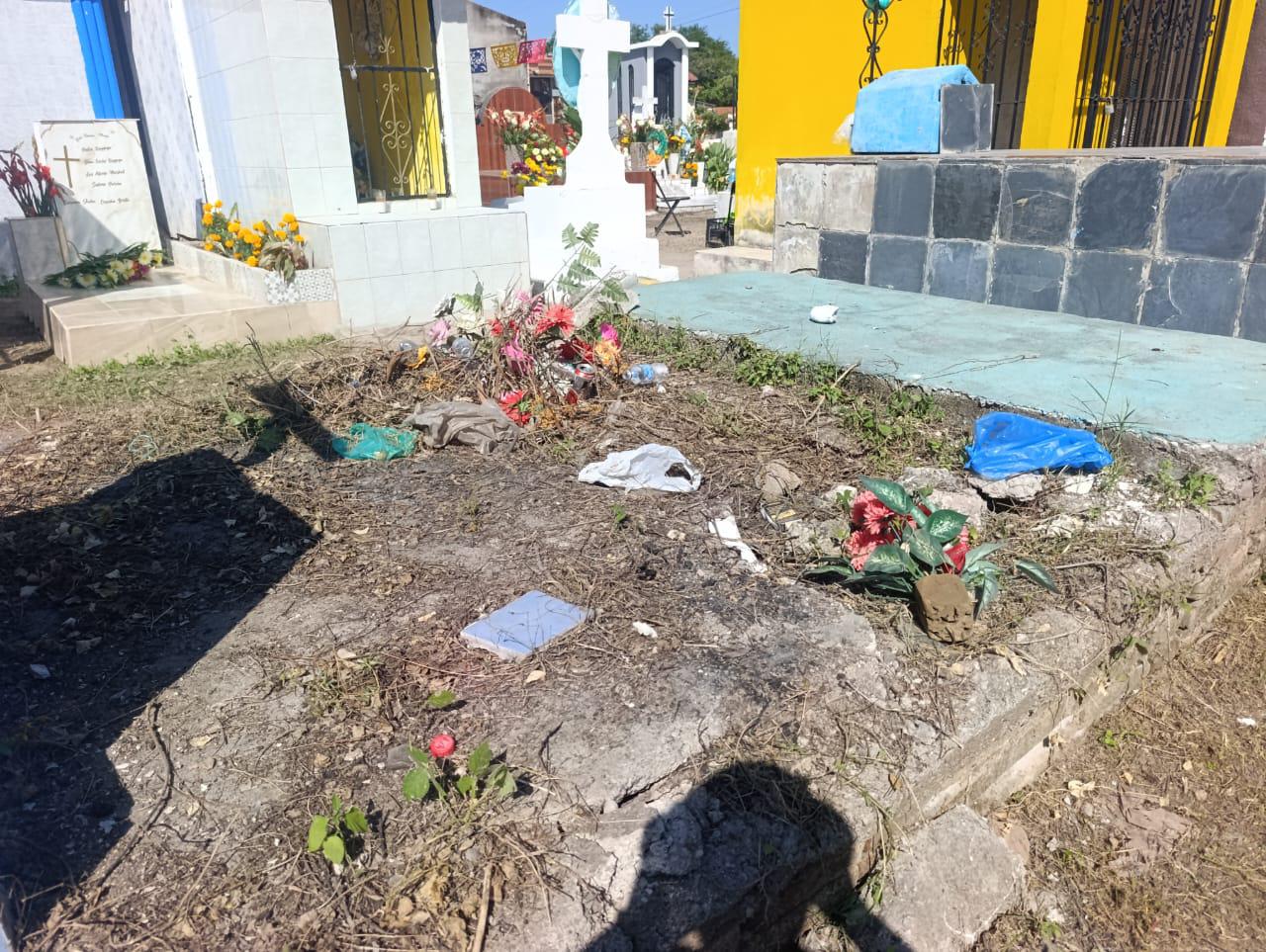 $!Familias reprochan falta de limpieza en el panteón Benito Juárez de Escuinapa