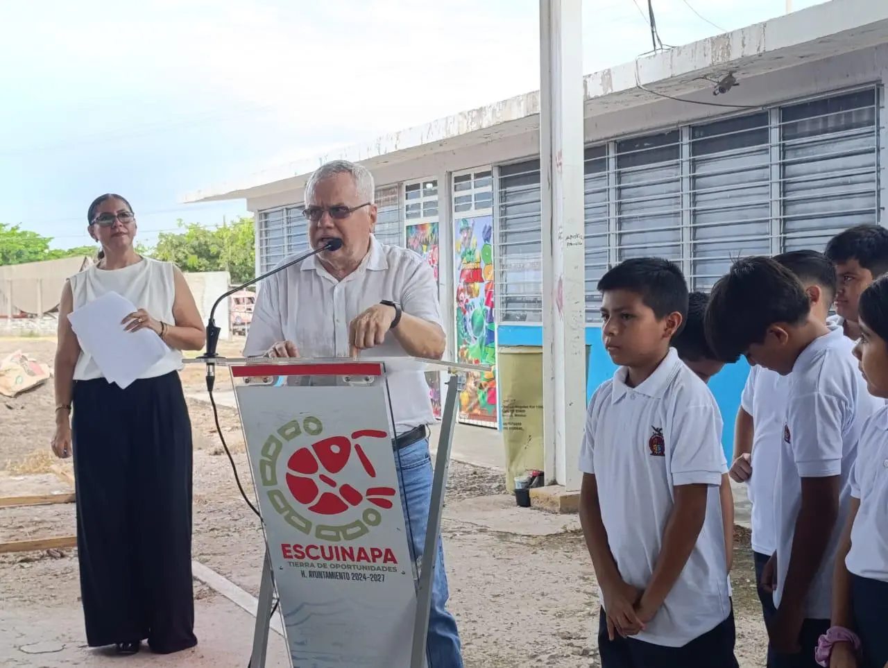 $!Con un llamado a vivir en paz, en Escuinapa ponen en marcha el ciclo escolar