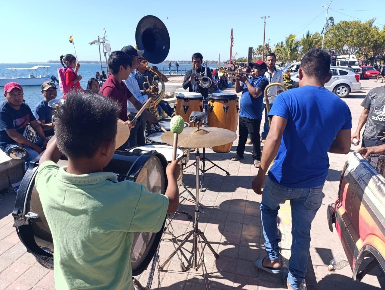 $!Jornaleros y músicos tocan para bañistas en Teacapán, Escuinapa