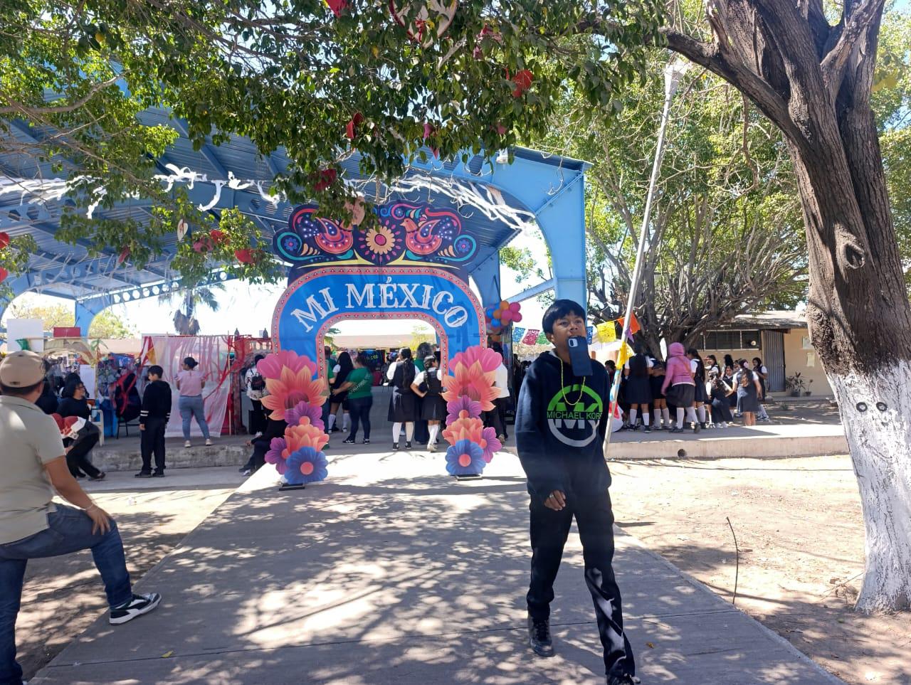 $!En Escuinapa, exponen alumnos de secundaria la diversidad cultural de México