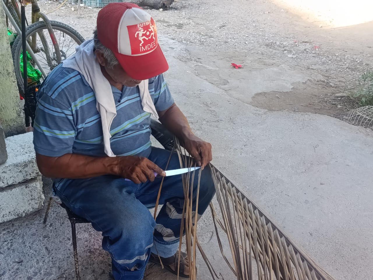 $!Pablo conserva el tejido de escobas de palapa de coco en Escuinapa