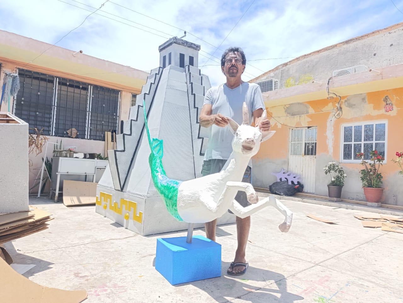 $!Juan Carlos conjuga en carros alegóricos su talento y la pasión por las fiestas de Las Cabras