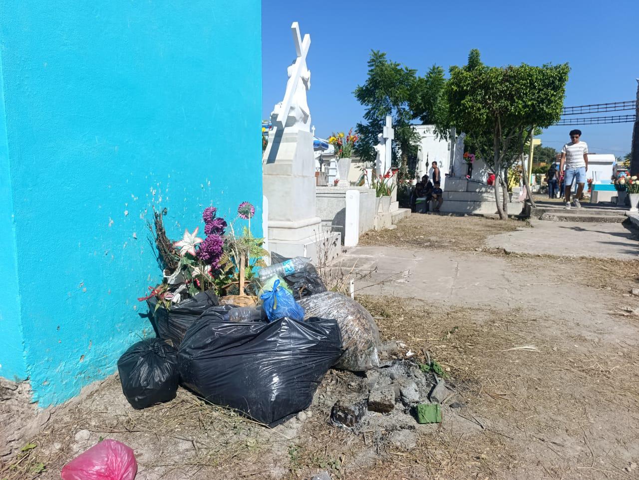 $!Familias reprochan falta de limpieza en el panteón Benito Juárez de Escuinapa