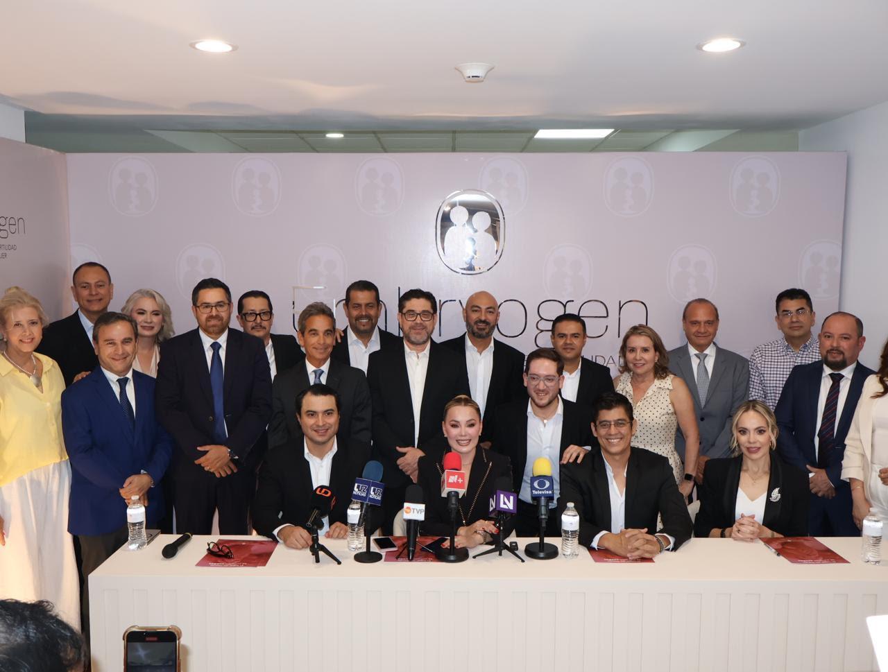 $!Médicos de la clínica y médicos invitados presentes en el evento previo al corte de listón.