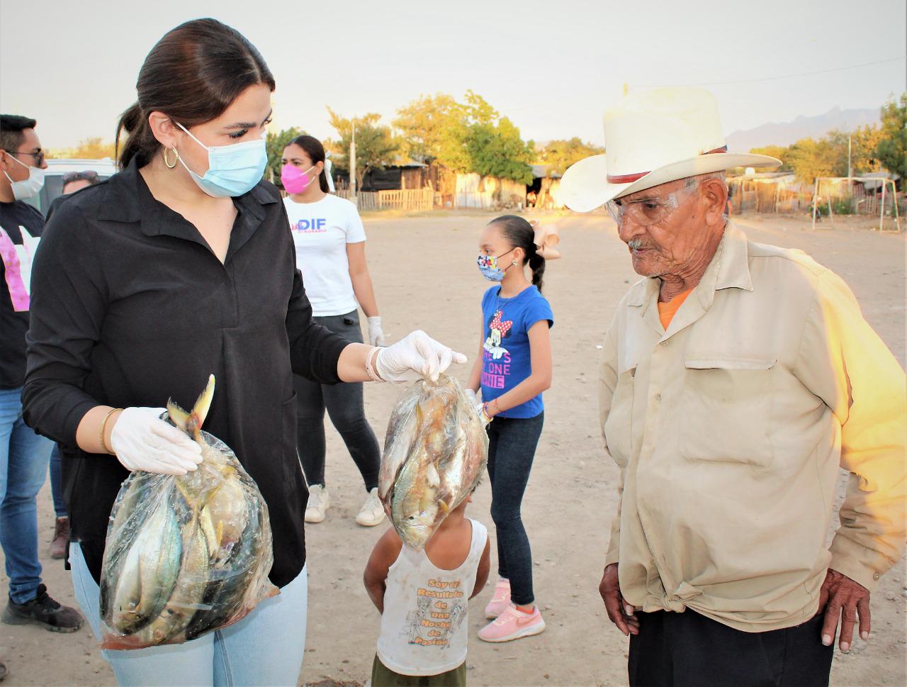 $!Lleva DIF pescado a familias de colonias de bajos recursos de Rosario